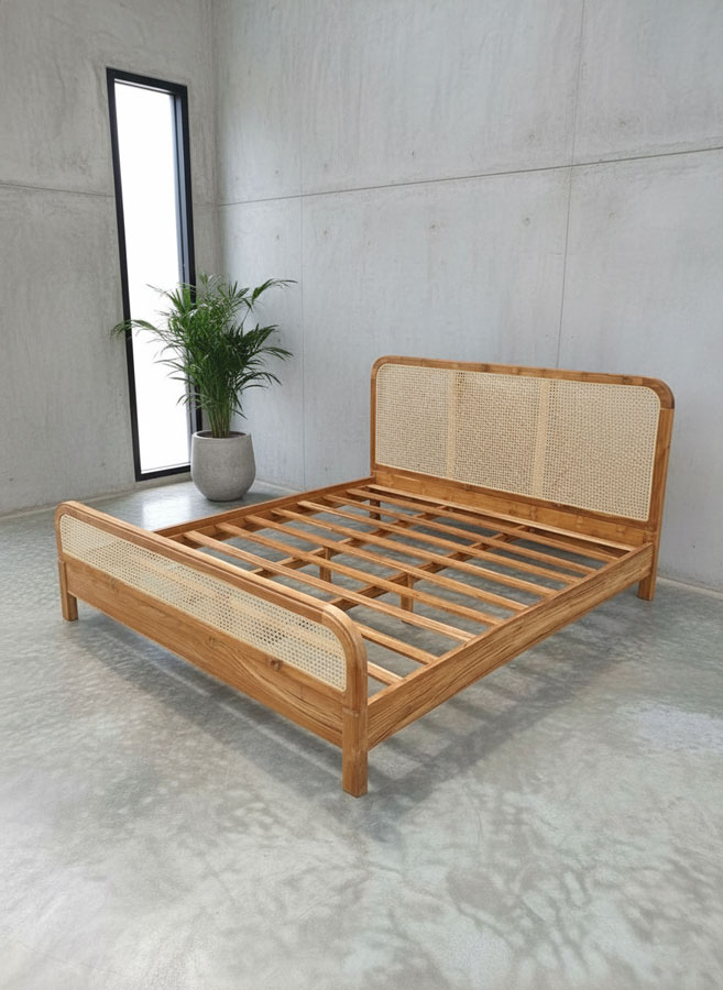 Tempat Tidur Kayu Jati dengan Sandaran Kepala Rotan